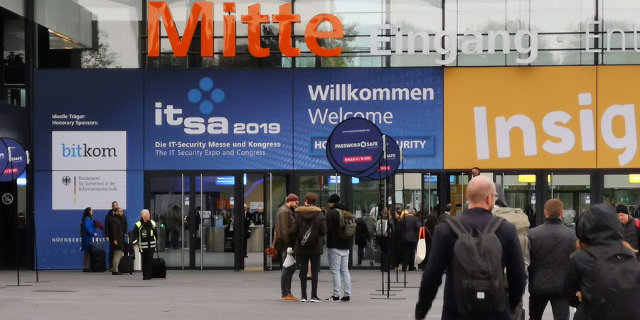 Abbildung 1: Haupteingang der it-sa 2019 auf dem Nürnberger Messegelände