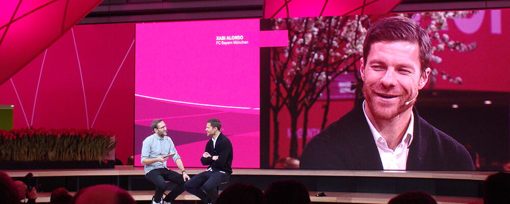 Telekom-Stand mit Bayern-Star Xabi Alonso zur Förderung des Event-Charakters