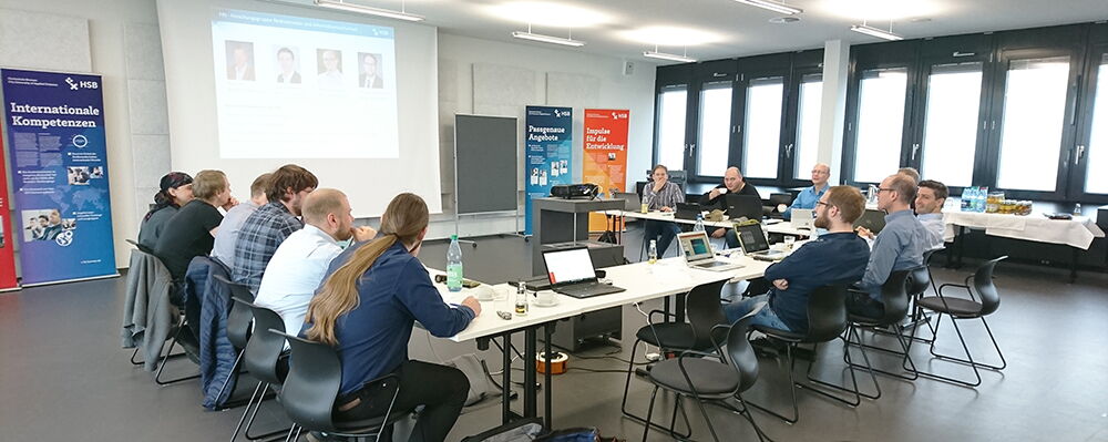 Abbildung 2: Projektpartner von INTEGER im Projektraum des AB-Gebäudes