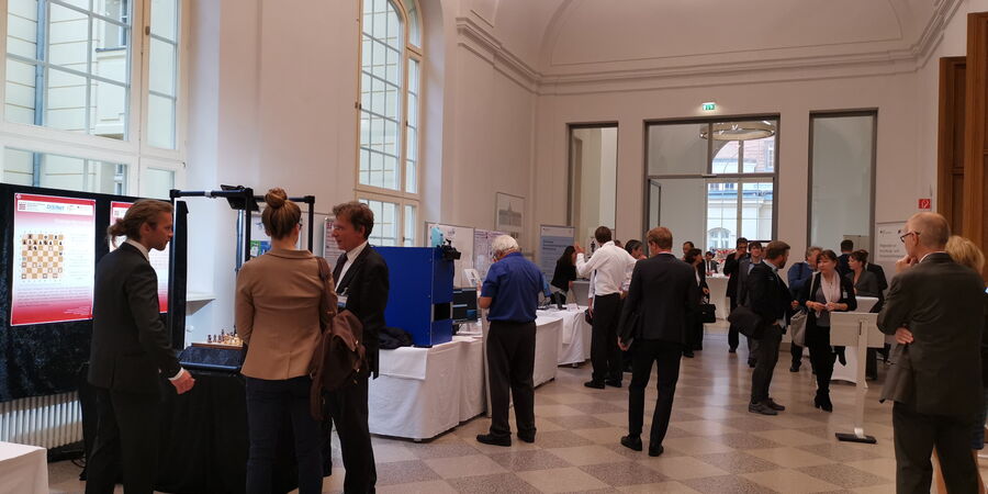 Abbildung 2: Teil der Ausstellungsfläche mit DiSiNet-Kooperationsprojekt im Vordergrund