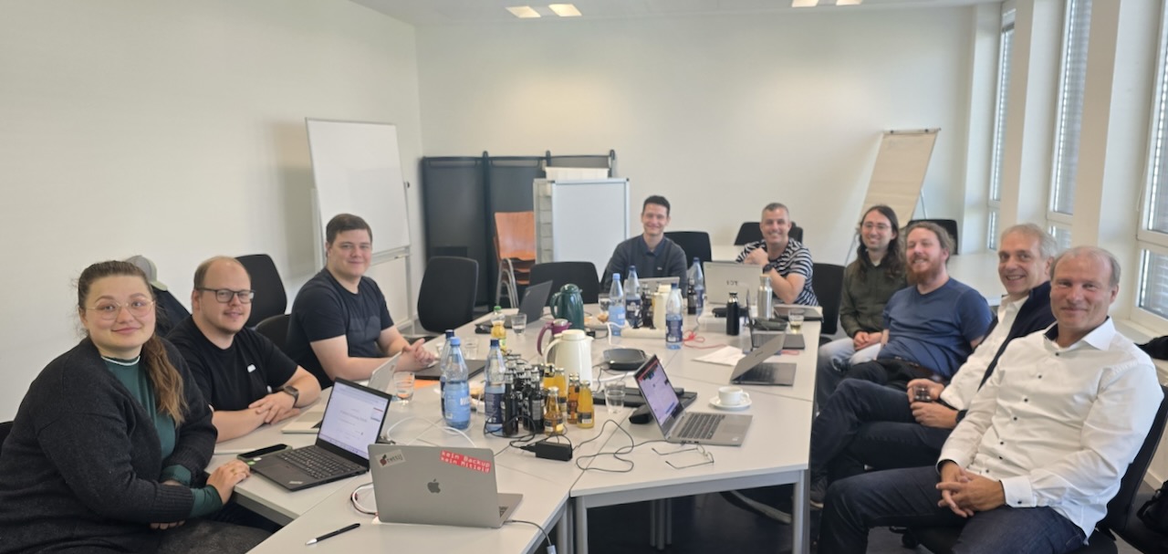 Abbildung: Foto der anwesenden Projektteilnehmer  Hochschule Bremen, DECOIT®, Fraunhofer SIT, KUNBUS und Lobaro