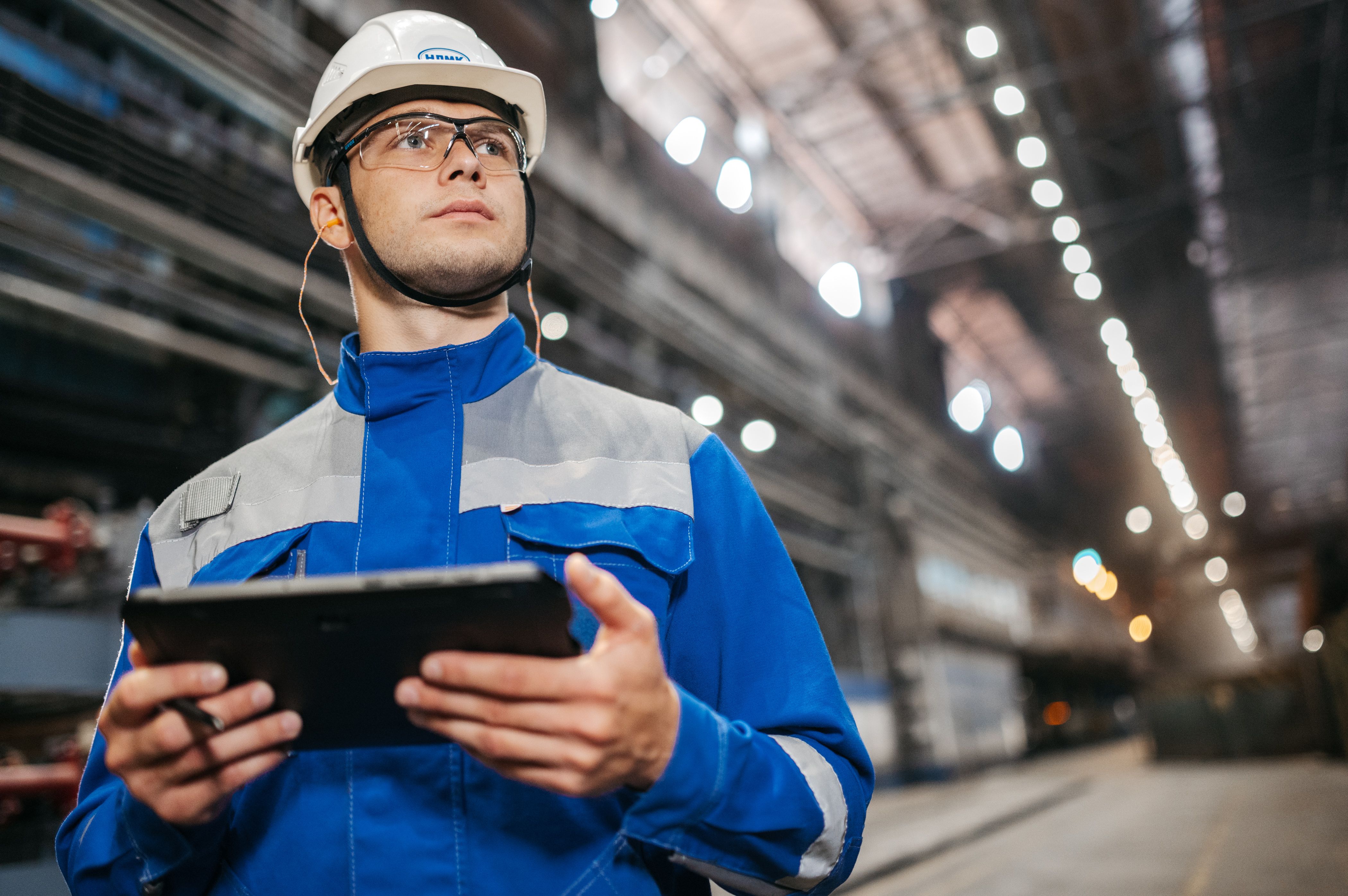 Symbolbild: Mitarbeiter in einer Industrieanlage (Quelle: https://www.pexels.com/photo/industrial-worker-using-tablet-in-factory-32845692/)