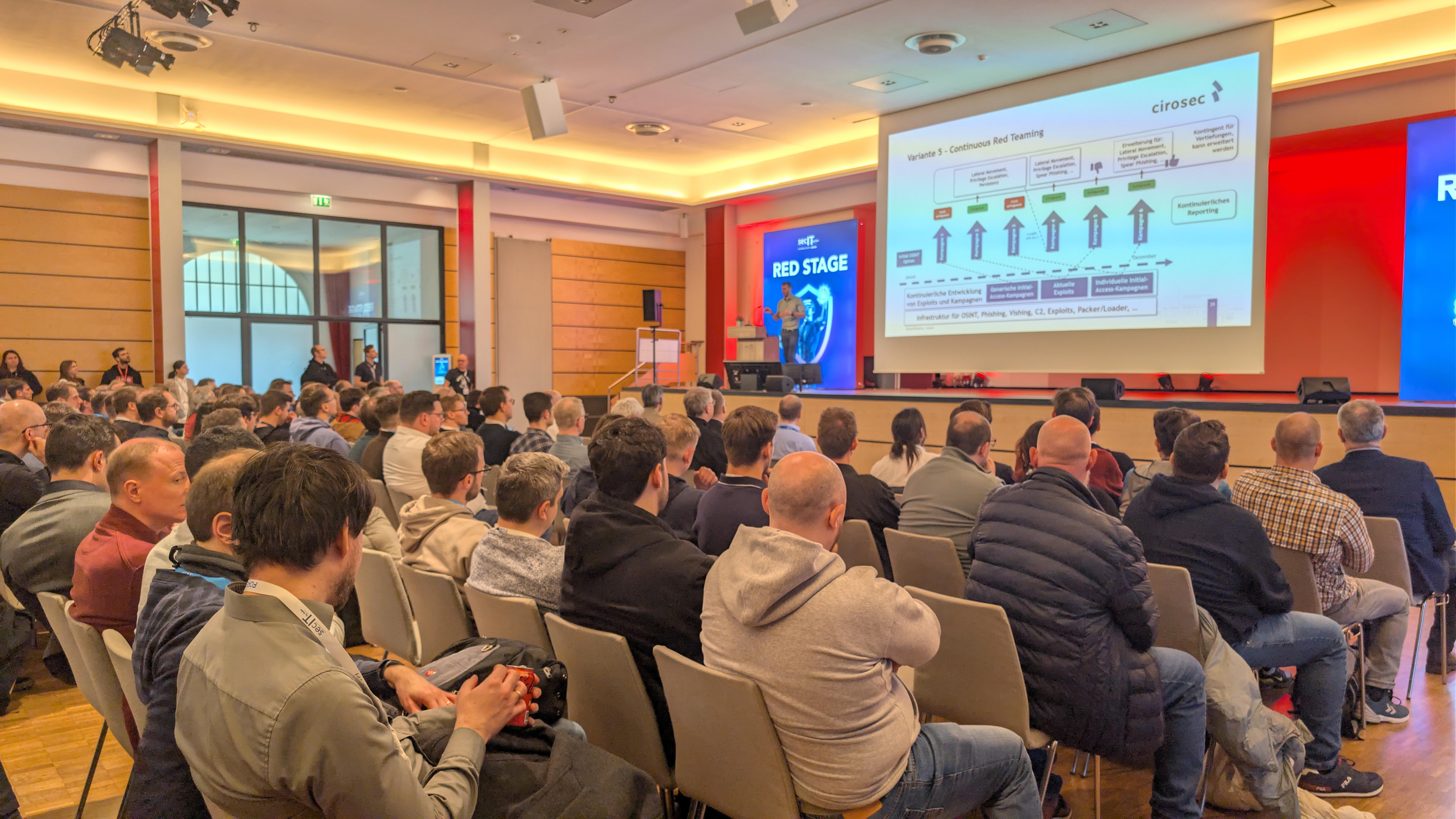 Abbildung 3: Gut besuchtes Bühnenprogramm in der Haupthalle