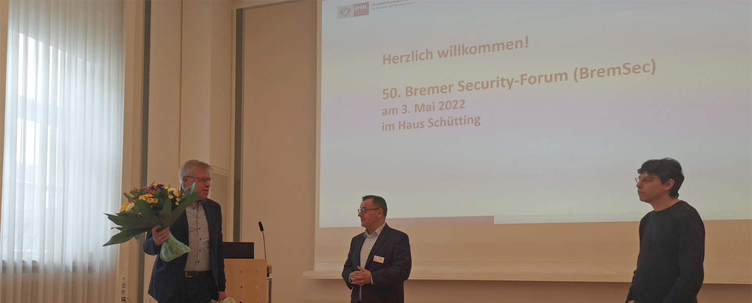 Abbildung 2: Übergabe des Jubiläumsstraußes an Stefan Menge durch Rolf Blunk