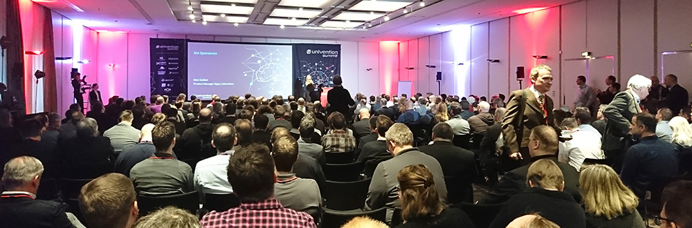 Abbildung 3: Volles Auditorium beim Start des Summits