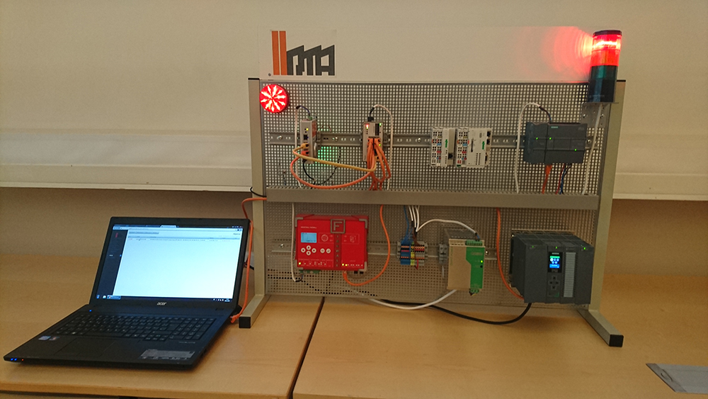 Abbildung 3: Demonstrator eines Produktionsnetzes mit Leitstellenrechner