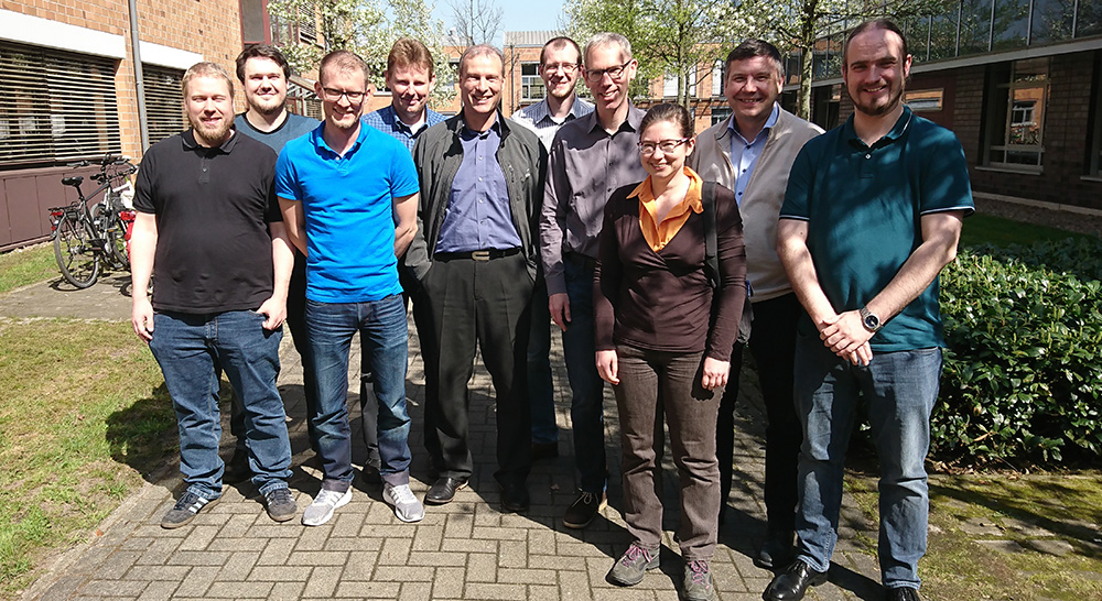 Abbildung 1: Letztes Gruppenfoto der Projektteilnehmer neben dem DECOIT-Gebäude