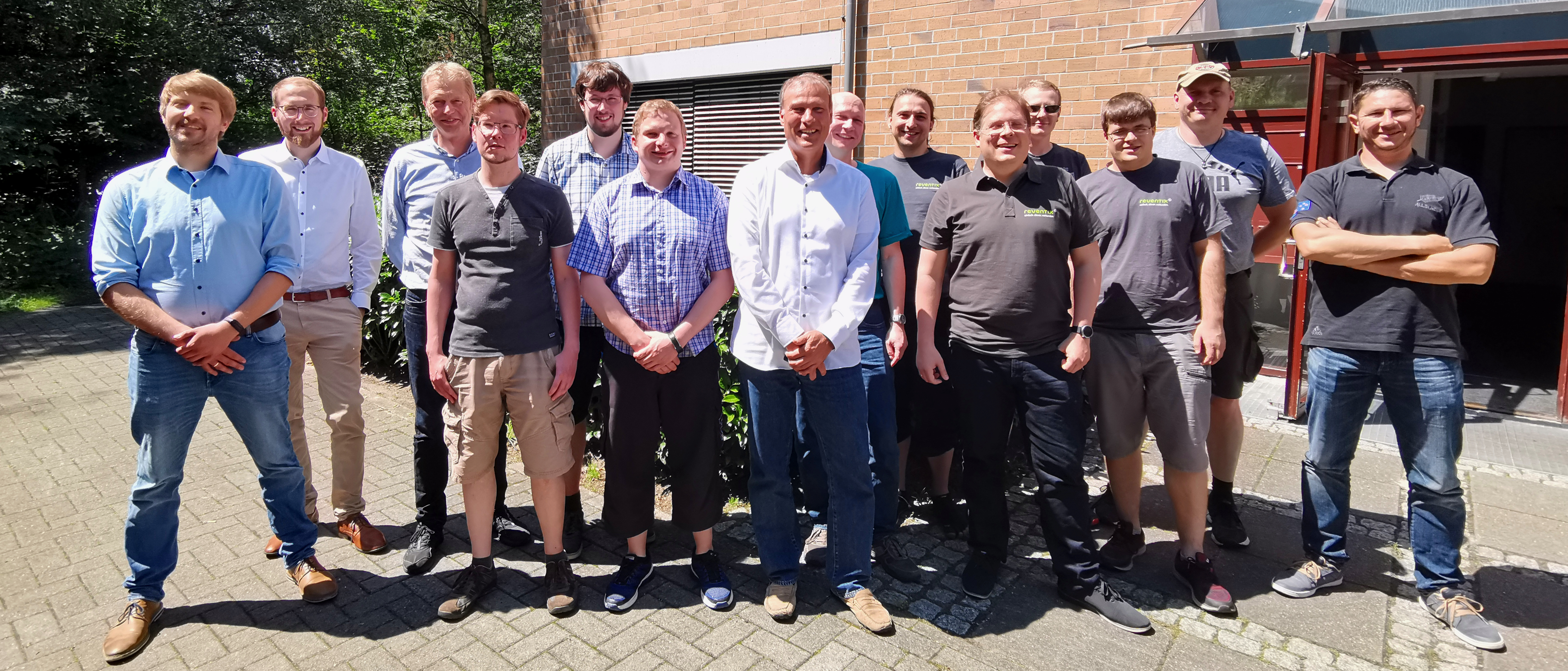 Abbildung 1: Die teilnehmenden Projektpartner vor dem Gebäude der DECOIT® GmbH