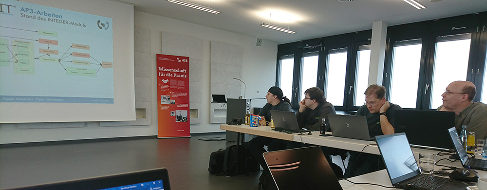 Präsentation des Entwicklungsstatus der DECOIT® GmbH mit aufmerksamen Zuhörern