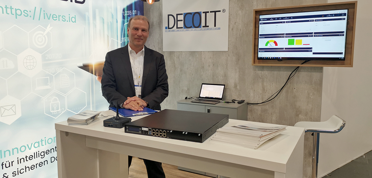 Abbildung 2: Stand der DECOIT auf der Hannover Messe in Kooperation mit iVersiD
