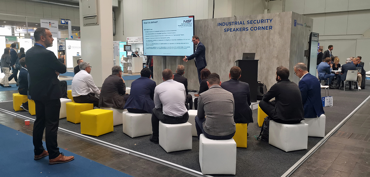 Abbildung 4: Gute besuchte Vorträge auf dem Partnerstand des Industrial Security Circus