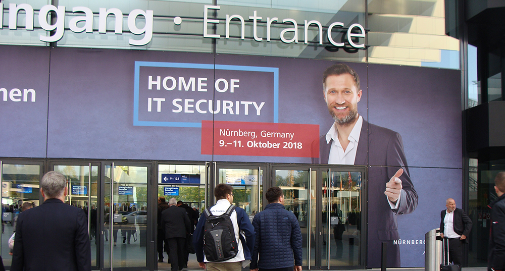 Abbildung 1: Messeeingang der Sicherheitsmesse it-sa mit hohem Besucherandrang