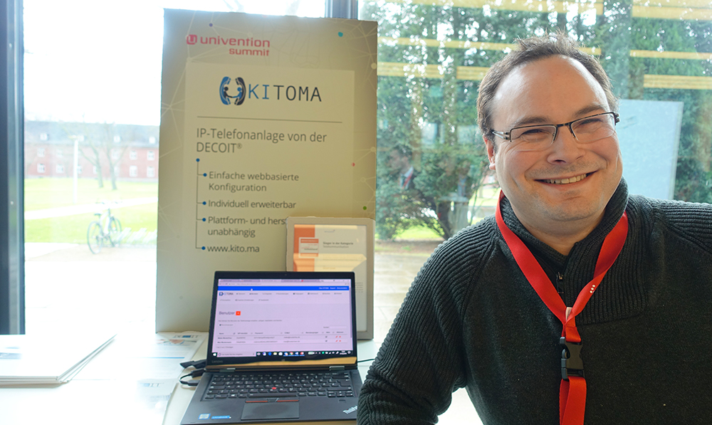 Abbildung 6: Partnerstand der DECOIT auf dem Univention Summit mit KITOMA-Präsentation