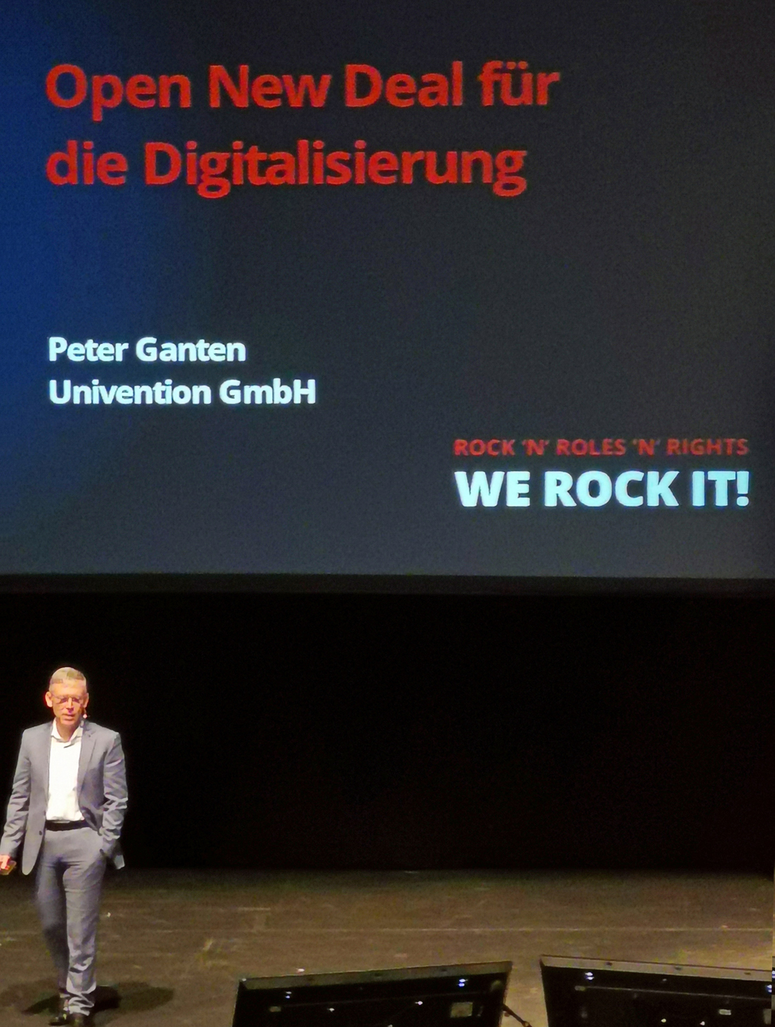 Abbildung 1: Peter Ganten erläutert seine Strategie auf dem Univention Summit.